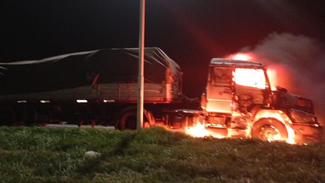 El rodado se prendió fuego en medio de la ruta en Laboulaye.