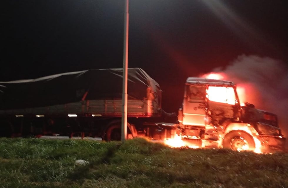 Un camión se incendió en una ruta y un choque terminó con internados: terrible madrugada en Córdoba