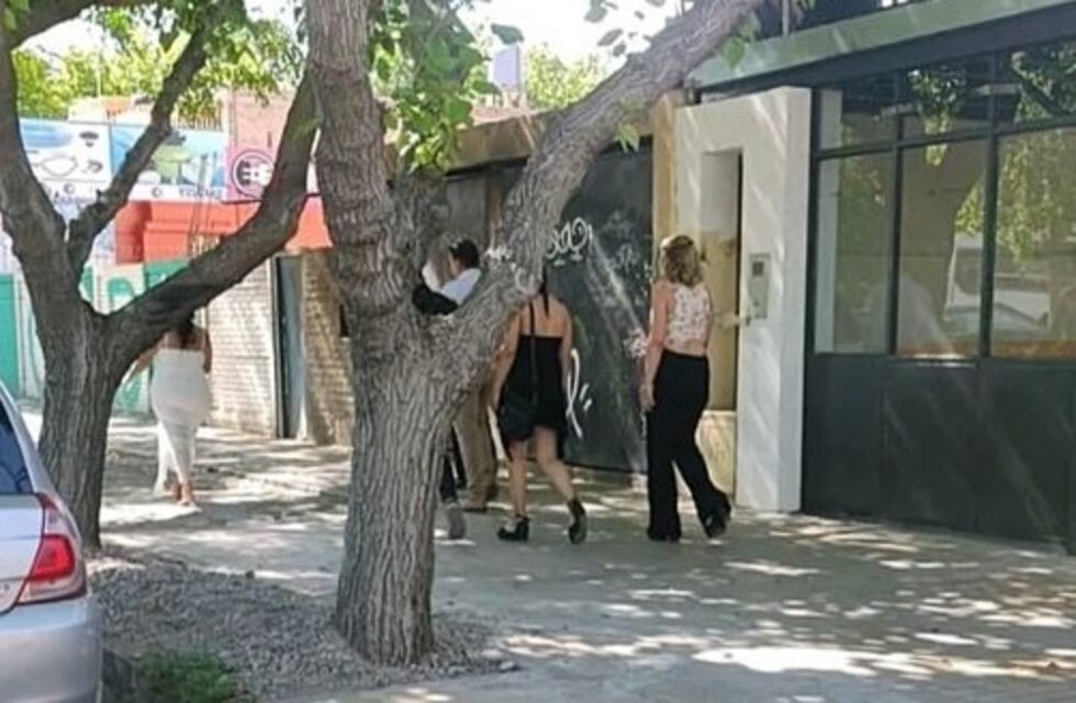 La historia viral de la novia que salía de casarse y terminó salvándole la vida a una perrita atropellada