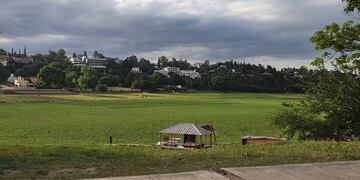 Costanera de Carlos Paz, una tarde nublado de verano (2020). (Foto: VíaCarlosPaz).