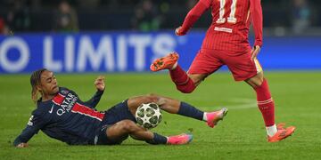 Bradley Barcola, del París Saint-Germain, y Mohamed Salah, del Liverpool, disputan un balón durante el encuentro de ida de los octavos de final de la Liga de Campeones, el miércoles 5 de marzo de 2025 (AP Foto/Aurelien Morrisard)