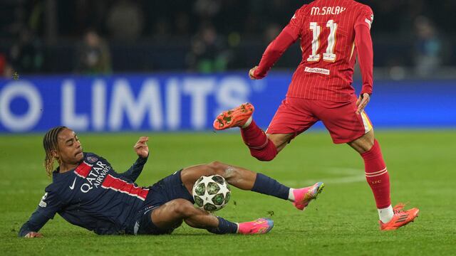 Bradley Barcola, del París Saint-Germain, y Mohamed Salah, del Liverpool, disputan un balón durante el encuentro de ida de los octavos de final de la Liga de Campeones, el miércoles 5 de marzo de 2025 (AP Foto/Aurelien Morrisard)