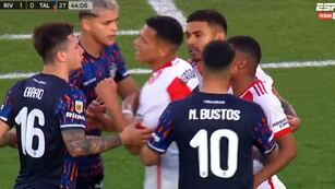 Garro y De la Cruz empezaron con los roces en un final caliente en el Monumental entre River que le ganó 1 a 0 a Talleres