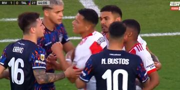 Garro y De la Cruz empezaron con los roces en un final caliente en el Monumental entre River que le ganó 1 a 0 a Talleres