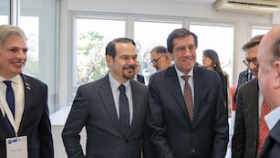 El embajador de Francia en la Argentina, Romain Nadal, y el gobernador de Jujuy, Carlos Sadir, saludan a invitados especiales en el seminario RELiTE 2024.