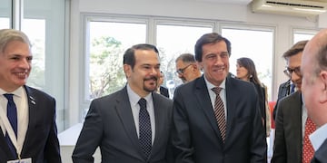 El embajador de Francia en la Argentina, Romain Nadal, y el gobernador de Jujuy, Carlos Sadir, saludan a invitados especiales en el seminario RELiTE 2024.