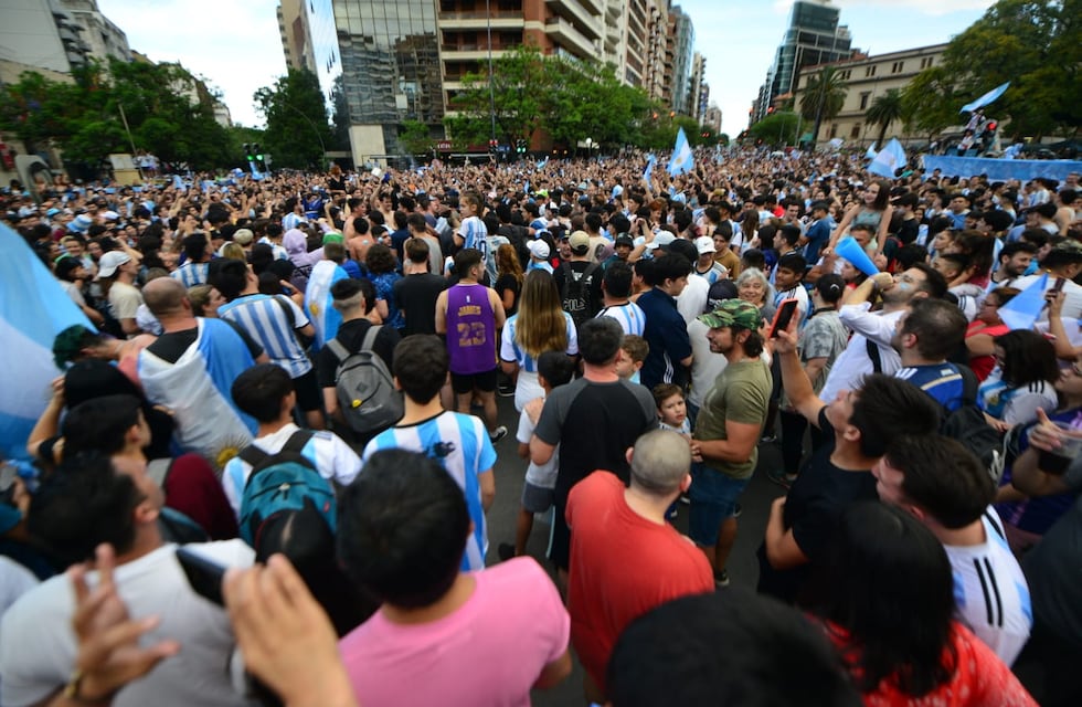 En fotos y videos: festejaban el triunfo en el Patio Olmos pero tuvo que intervenir la Policía