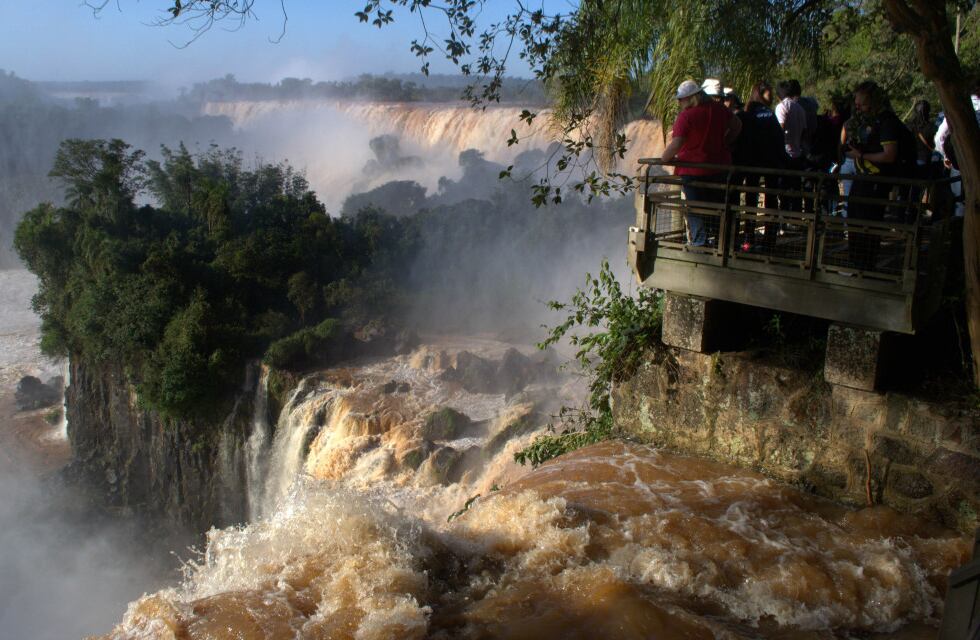 Parque Nacional Iguazú decidió quitar el espacio exclusivo de fotógrafos en el balcón de la Garganta del Diablo