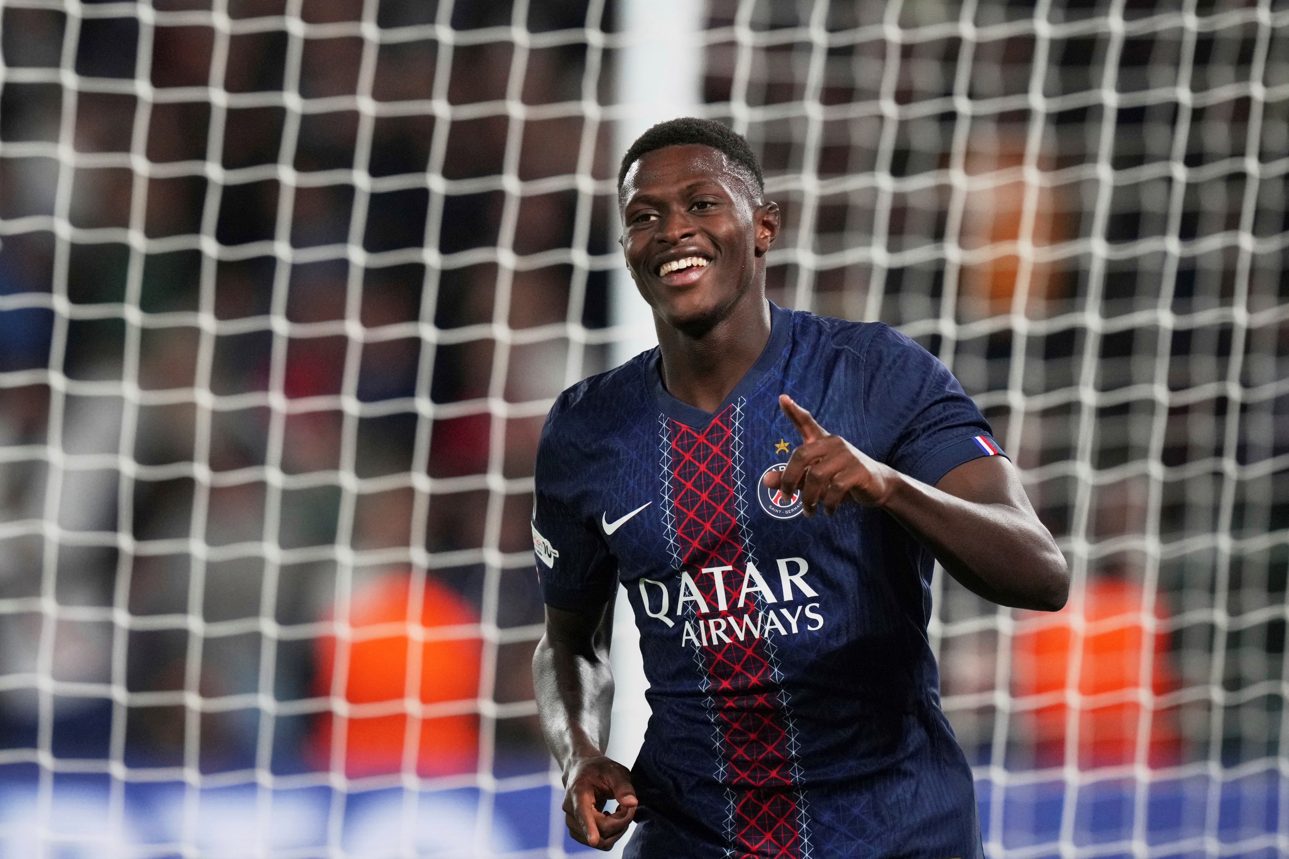 El campeón PSG goleó de local en el arranque de la defensa de su título en la Champions al Atalanta. (AP)