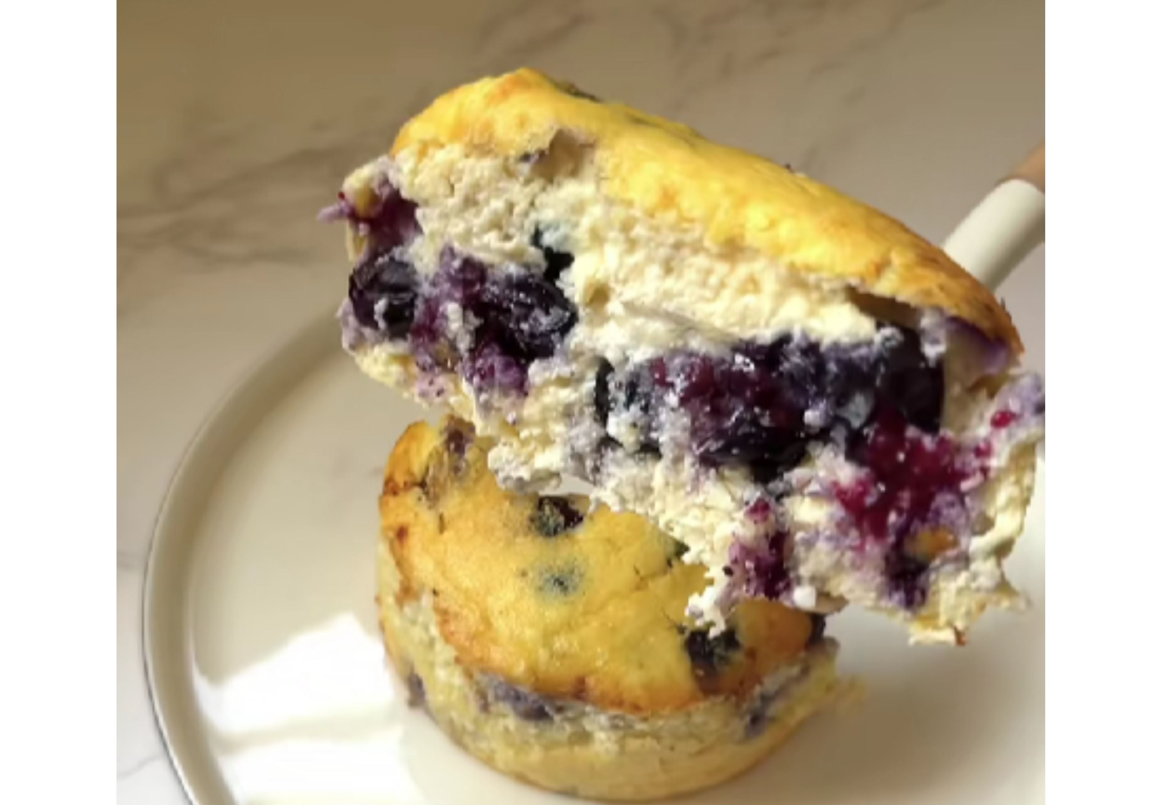 Así queda la tarta de ricota y arándanos.