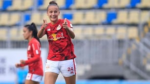 Paulina Gramaglia fue sorprendida por sus compañeras en Brasil (RB Bragantino)