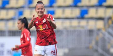 Paulina Gramaglia fue sorprendida por sus compañeras en Brasil (RB Bragantino)