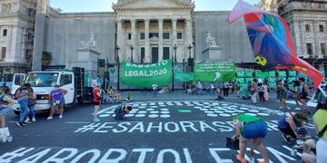 Reclamo por el aborto legal en la puerta del Congreso. (Foto: Clarín)