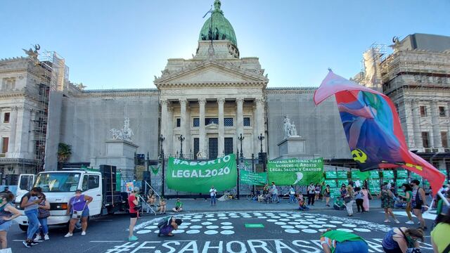 Reclamo por el aborto legal en la puerta del Congreso. (Foto: Clarín)
