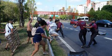 Los vecinos de Villa Lugano se enfrentaron con la policía.