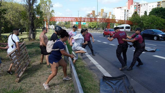 Los vecinos de Villa Lugano se enfrentaron con la policía.