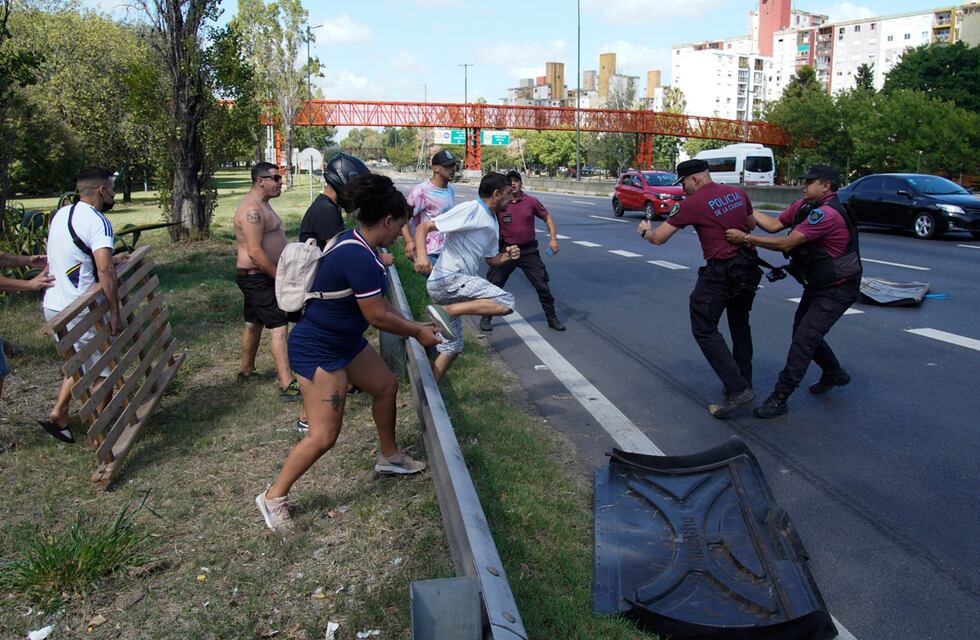 Restablecen la luz en algunas zonas de Lugano, luego de horas de tensión y enfrentamientos entre la Policía y los vecinos