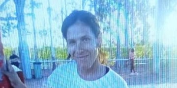 Al ausentarse, la joven vestía campera rosa con mangas azules y pantalón de jeans negro.