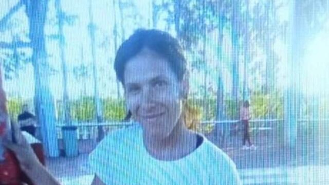 Al ausentarse, la joven vestía campera rosa con mangas azules y pantalón de jeans negro.