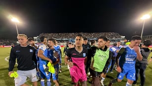 Estudiantes se impuso en la final de ida por el segundo ascenso a Primera. Locura en Río Cuarto (Tomy Fragueiro / La Voz).