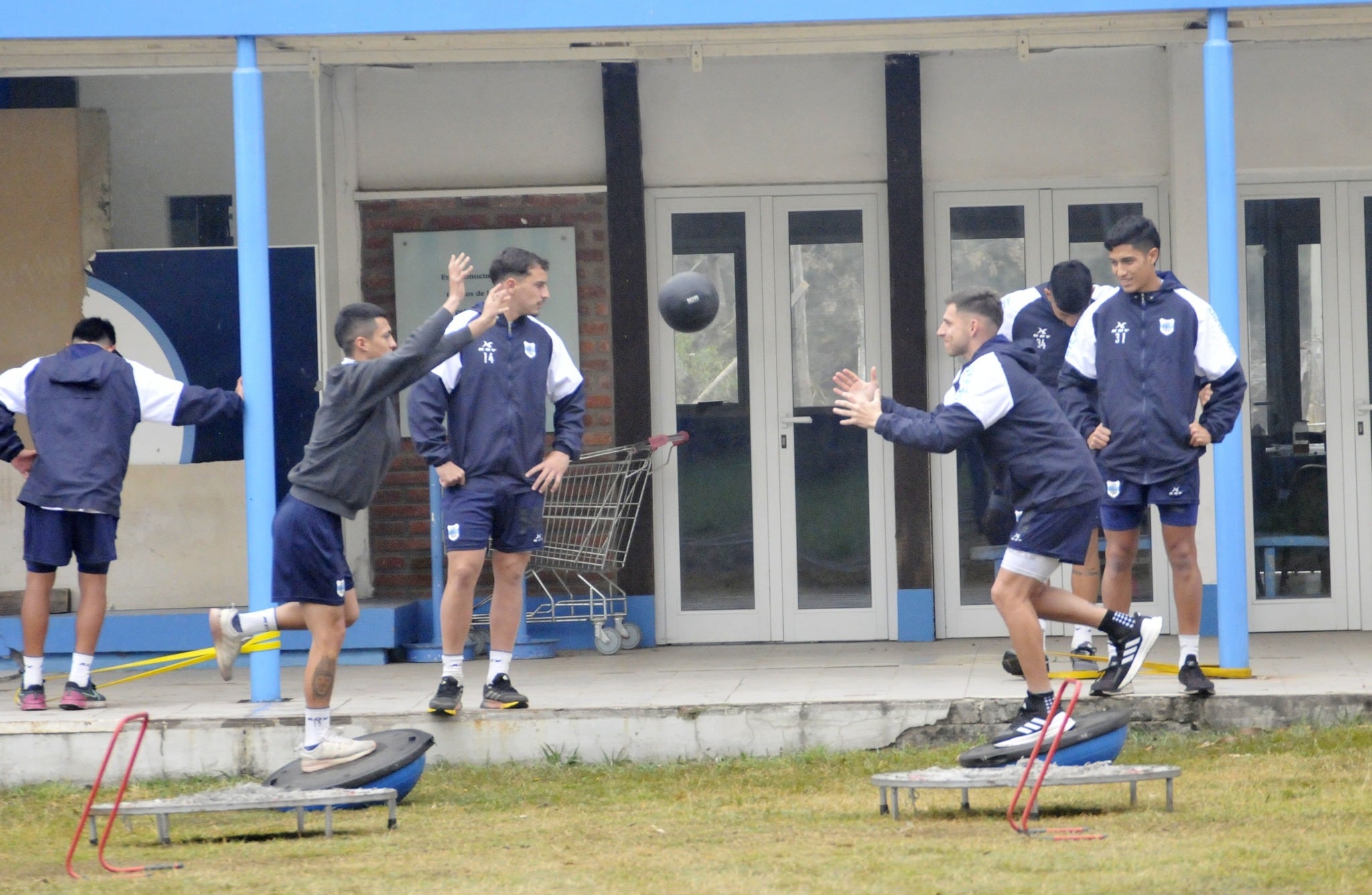 La planificación que desarrolla todas las semanas el cuerpo técnico de Gimnasia trabaja “física, mental y futbolísticamente” la preparación del equipo, dice Molina.