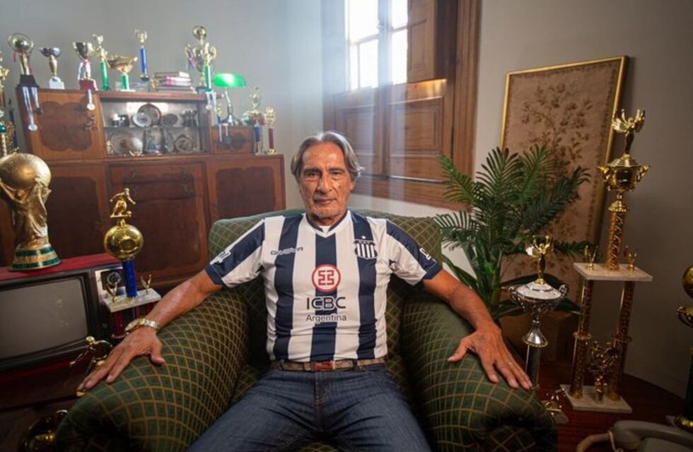 Daniel Valencia, ídolo y figura en la presentación de la camiseta 2022 de Talleres
