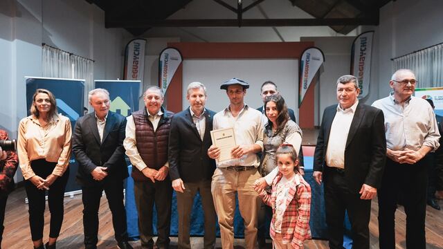 Entrega de escrituras a adjudicatarios de IAPV en Gualeguaychú