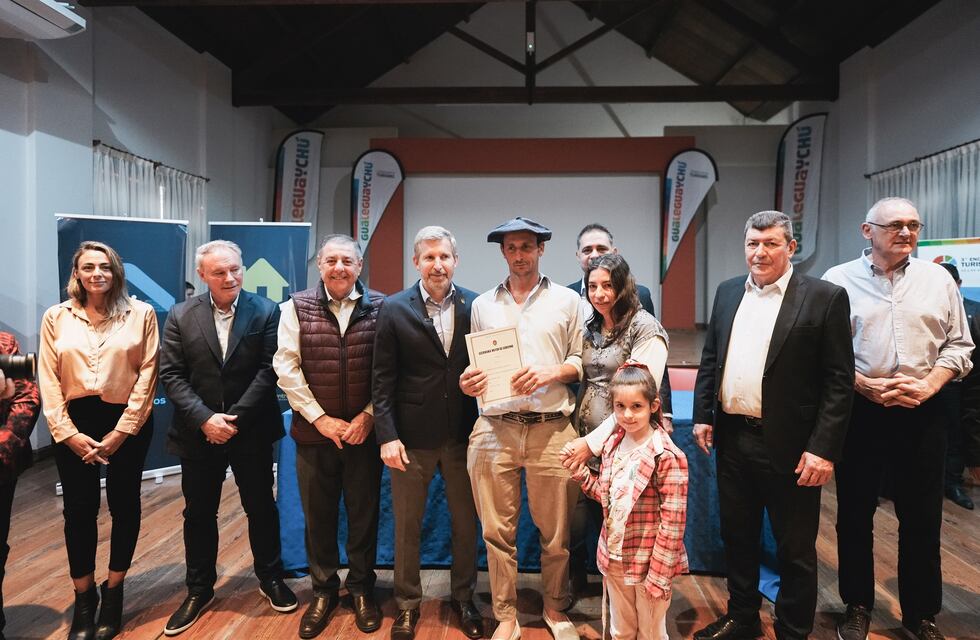 Rogelio Frigerio entregó escrituras a adjudicatarios de IAPV en Gualeguaychú