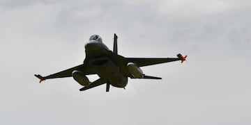 Llegaron a Córdoba los aviones caza F-16. (Tomy Fragueiro / La Voz)