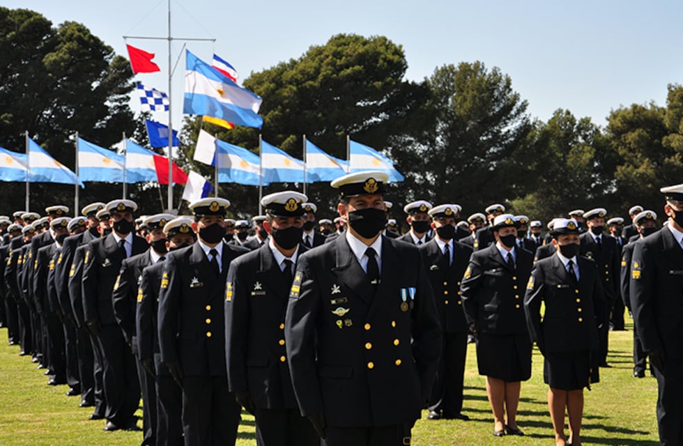 Entrega de espadas y jura de la bandera en Puerto Belgrano