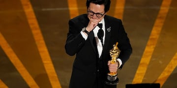 Ke Huy Quan al recibir el premio a mejor actor de reparto en los Oscar 2023 (Foto AP/Chris Pizzello)