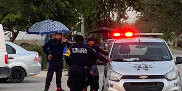 La mujer fue detenida y sometida por efectivos policiales. (Foto: Twitter)