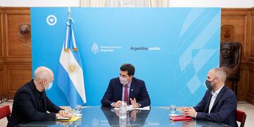 Eduardo "Wado" De Pedro (c) y Martín Guzmán, ministros del Interior y Economía de la Nación respectivamente, recibieron al jefe de Gobierno porteño, Horacio Rodríguez Larreta.