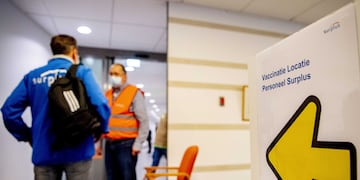 Alerta por la variante ómicron en 61 pasajeros procedentes de Sudáfrica que dieron positivo al aterrizar en Países Bajos