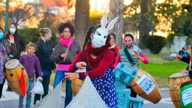 Los artistas realizaron intervenciones en la Plaza San Martín (La Arena)