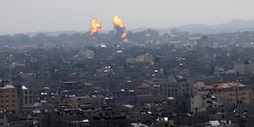 Las explosiones en aumentan por los ataque de las fuerzas israelíes en la ciudad de Gaza. Foto AP