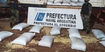 Prefectura Naval Argentina decomisó granos de soja en El Soberbio.