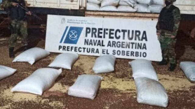 Prefectura Naval Argentina decomisó granos de soja en El Soberbio.