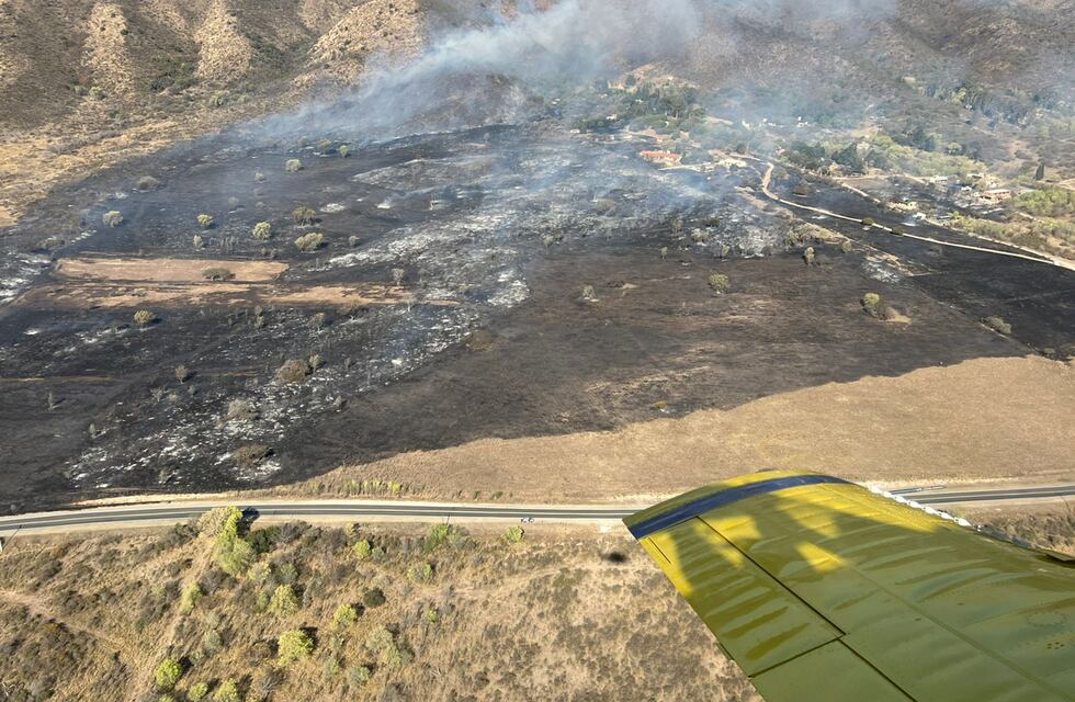 Incendios en Córdoba: bomberos intentan combatir las llamas en Quebracho Ladeado