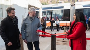 Federico Posadas, Juan Cabrera y Sonia Pérez dejando simbólicamente habilitada la estación ferroviaria de Tilcara, para el arribo del Tren Solar de la Quebrada.