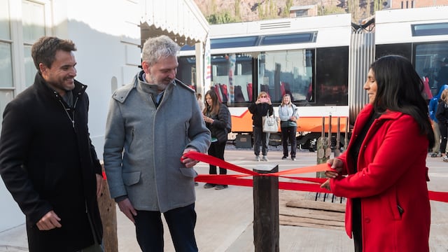 Federico Posadas, Juan Cabrera y Sonia Pérez dejando simbólicamente habilitada la estación ferroviaria de Tilcara, para el arribo del Tren Solar de la Quebrada.