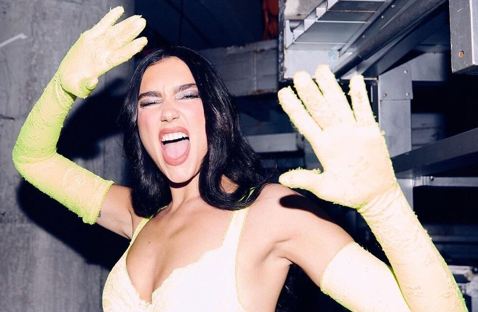 Dua Lipa causó furor con un “total black” para una producción fotográfica