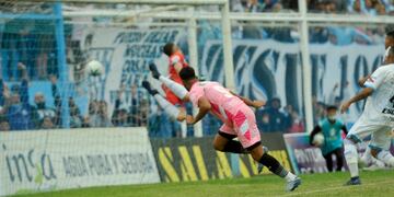 El gol de Leandro Fernández que puso a Racing en la final en Arsenal. Y todos los hinchas quieren estar (Foto: Javier Ferreyra / La Voz)