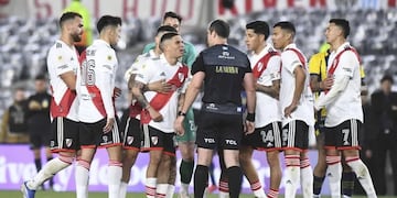 El momento del cruce entre jugador y árbitro.