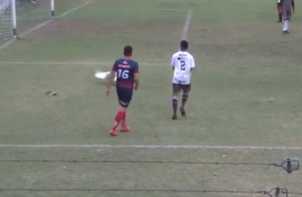 Video: el insólito motivo por el que se detuvo un partido de la Primera C