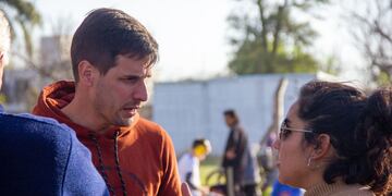 Leo Viotti junto con los vecinos