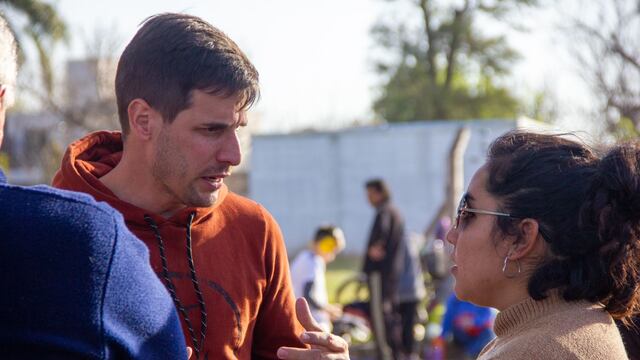 Leo Viotti junto con los vecinos