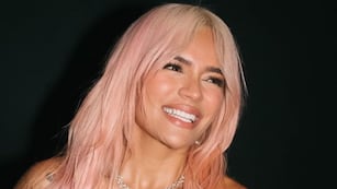 Transparencias y lentejuelas: Karol G deslumbró al posar de espalda con un look atrevido
