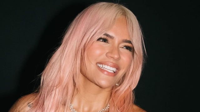 Desde la playa, Karol G incendió Instagram con una microbikini blanca y verde lima