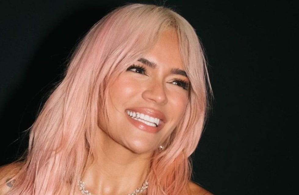 Frente al espejo, Karol G despertó suspiros con una musculosa que dejó ver más de lo imaginado